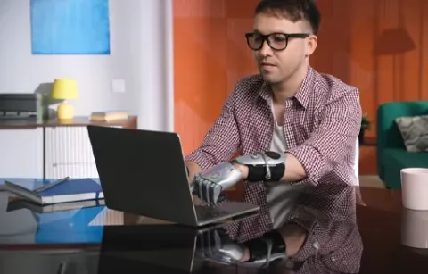 Hombre con prótesis trabajando.