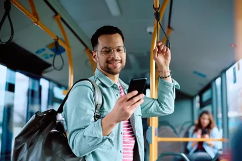 trabajador afiliado a Colsubsidio usando la app mi Colsubsidio