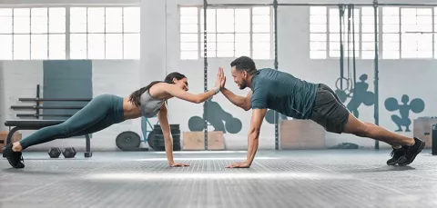 Pareja de adultos entrenando en gimnasio Colsubsidio.