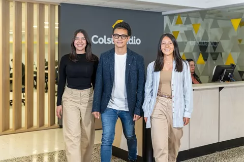 Tres trabajadores jóvenes de Colsubsidio.
