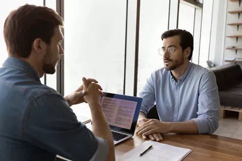persona recibiendo asesoría de la ruta integral de empleabilidad Colsubsidio