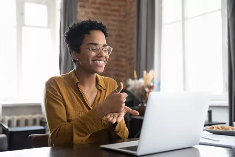 persona con limitación visual en la ruta de empleo para personas con discapacidad de Colsubsidio