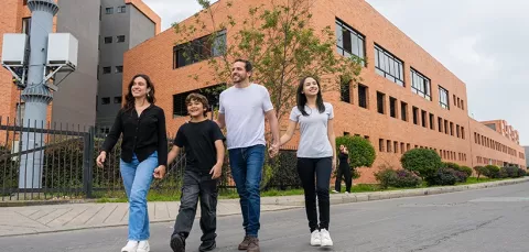 Familia recorriendo la ciudadela Maiporé de Colsubsidio.