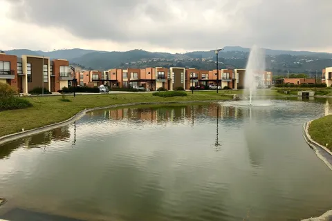 foto lago proyecto de vivienda Savanna Santa Clara