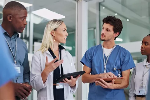 Grupo de médicos aprendiendo en el curso de formación Colsubsidio