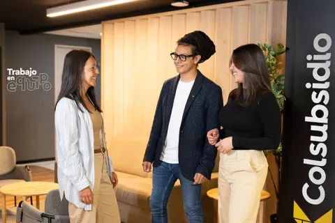 Grupo de empleados diverso de Colsubsidio.