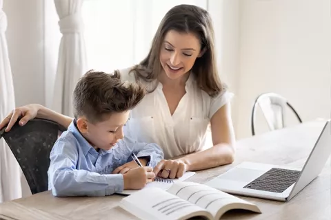 Profesora brindando apoyo académico en casa