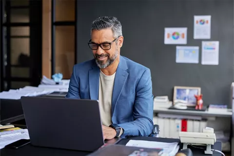 Asesor realizando afiliación de empleados