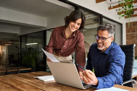 Ejecutivos revisando las tasas de interés de crédito mipymes