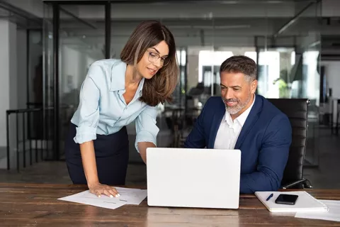 Ejecutivos solicitando el crédito mipymes con Colsubsidio