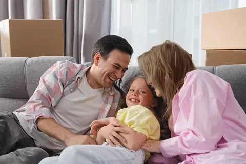 Familia feliz viviendo en su nueva casa