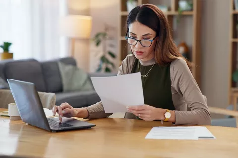 Mujer leyendo sus estados financieros