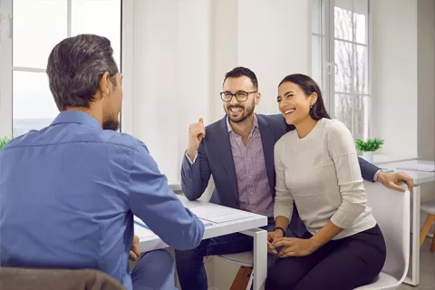 Pareja conversando con asesor financiero de vivienda