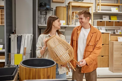 Pareja comprando accesorios para su hogar.