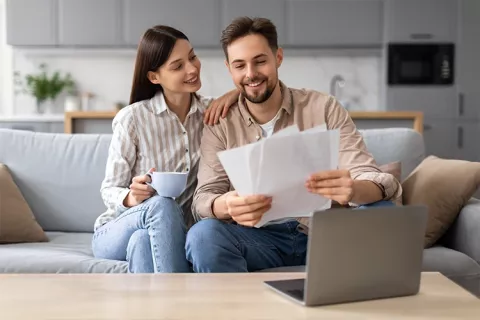 Pareja revisando los requisitos del crédito hipotecario