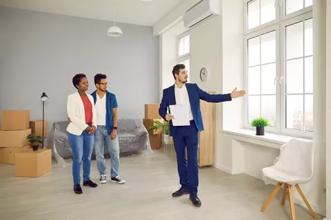 Asesor mostrando una casa en venta