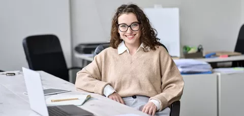 Trabajadora sonriente en su espacio de trabajo