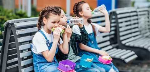 Niños en el colegio comiendo sus onces