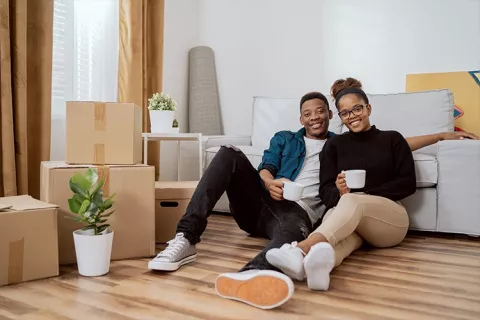 pareja disfrutando de su casa propia porque usaron el crédito hipotecario Colsubsidio