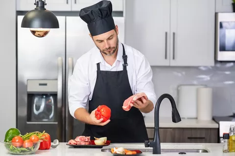 Chef preparando los vegetales