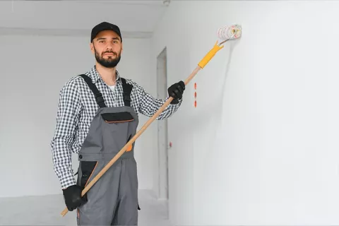 Pintor arreglando paredes