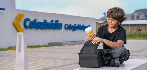 Niño a la entrada del colegio Colsubsidio Maiporé