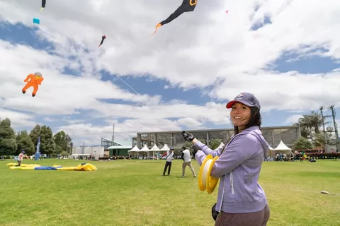 Mujer elevando su cometa en el Club Bellavista