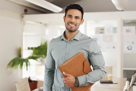 Joven sosteniendo su documentos para solicitar compra de cartera con Colsubsidio
