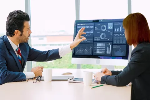 Asesor explicando las finanzas de su cliente