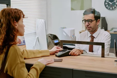 Mujer pagando su crédito en Paga Todo o Effecty