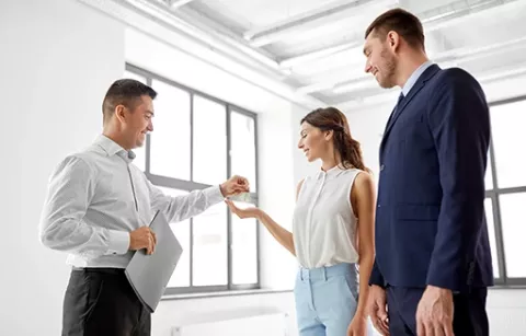 Agente inmobiliario de Colsubsidio entregando las llaves del apartamento nuevo en Maiporé.