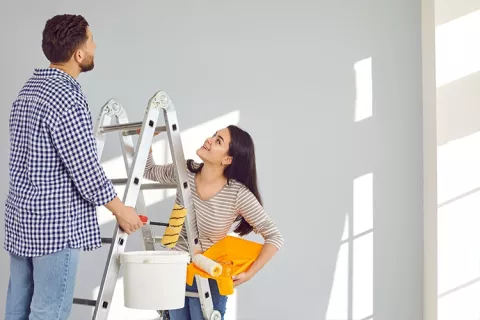 Pareja remodelando su vivienda
