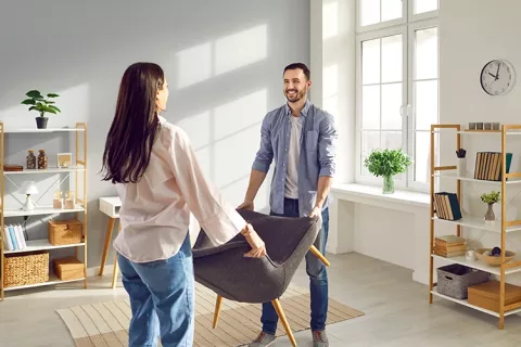 Pareja ubicando los muebles en su vivienda