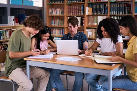 Estudiantes en la biblioteca.