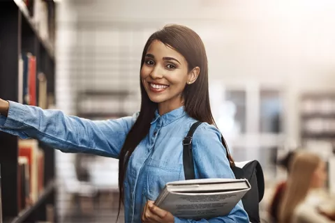 Mujer sonriendo en la biblioteca
