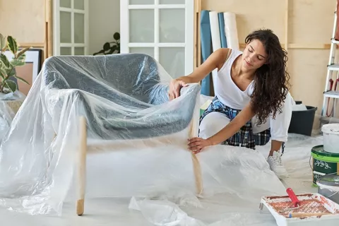 Mujer redecorando su hogar