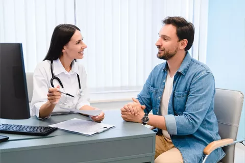 Joven recibiendo el tratamiento de salud.