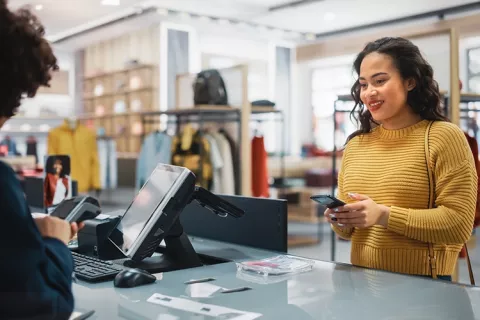Mujer pagando sus compras