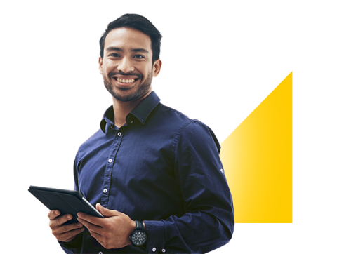 Ejecutivo sonriente con la tablet en su mano