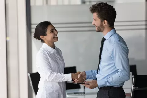 Ejecutiva en el banco pagando el crédito mipymes