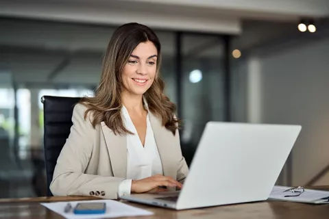 Asesora empresarial revisando los requisitos del crédito mipymes Colsubsidio