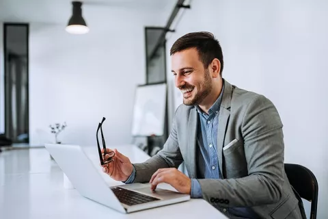 Ejecutivo feliz por la aprobación de su crédito mipymes Colsubsidio