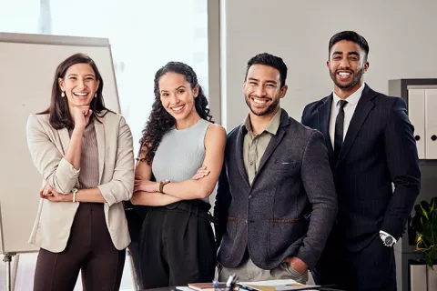 Grupo de ejecutivos sonrientes por solicitar crédito mipymes Colsubsidio