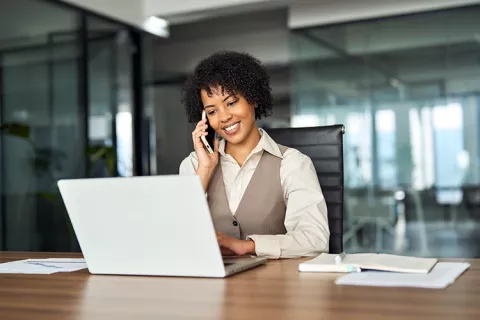 Mujer atendiendo hablando por teléfono