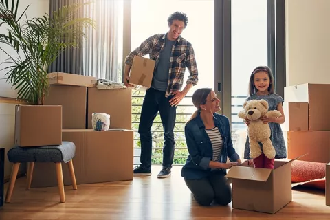 Familia desempacando mudanza en su nueva vivienda