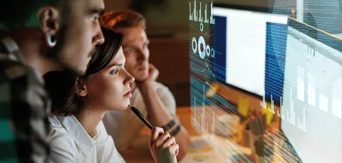 Grupo de jóvenes en el curso de big data
