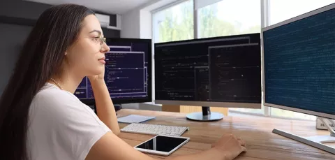 Mujer en su computador realizando el curso desarrollo web front-end con HTML, CSS y JavaScript