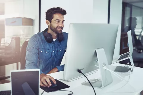 Joven en sus clases virtuales de tecnología.