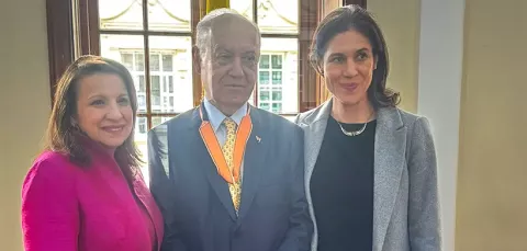 Director Arango en compañía de la senadora y su hija