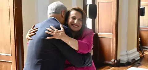 Directo Arango recibe abrazo de la senadora Tamayo.